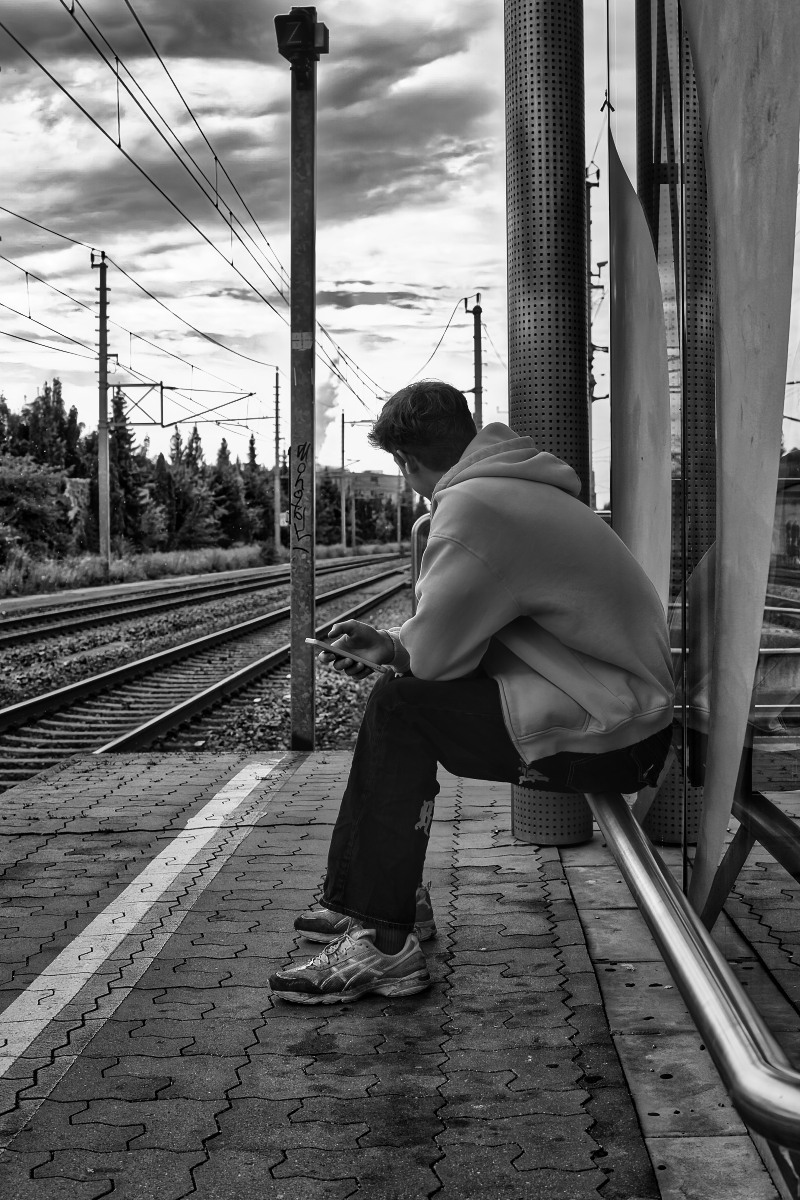 Auf den Zug warten. Handy checken.